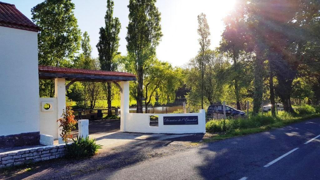 Domaine De L'Etanchet Hotel Saint-Hilaire-le-Vouhis Bagian luar foto